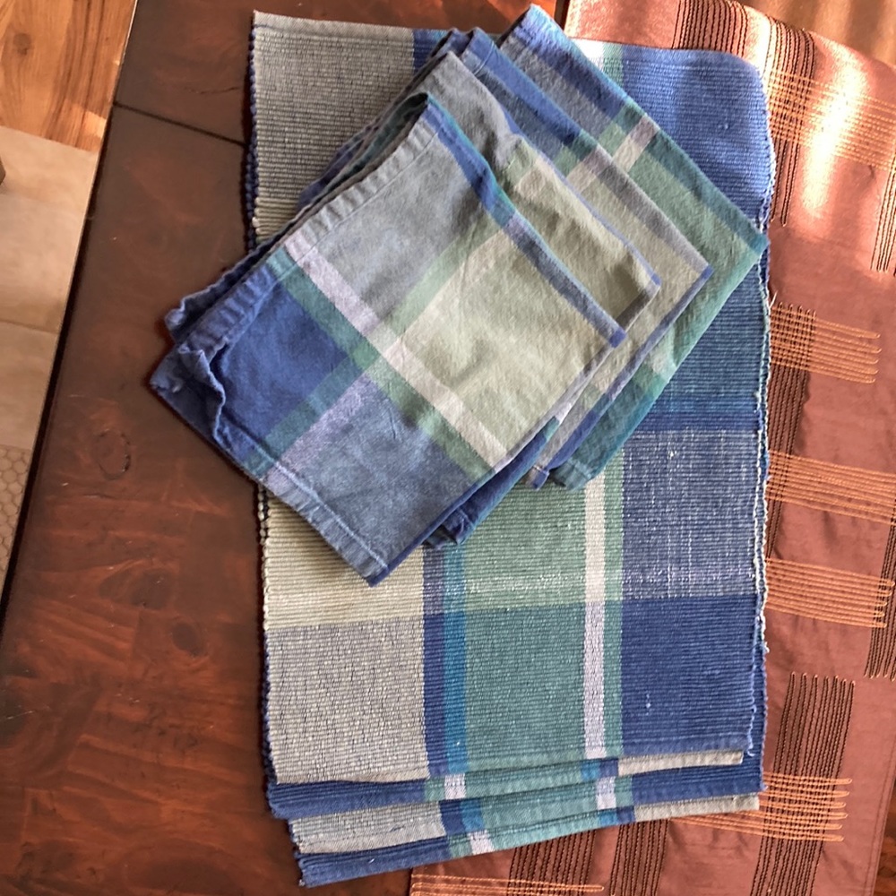 4 placemats and napkins